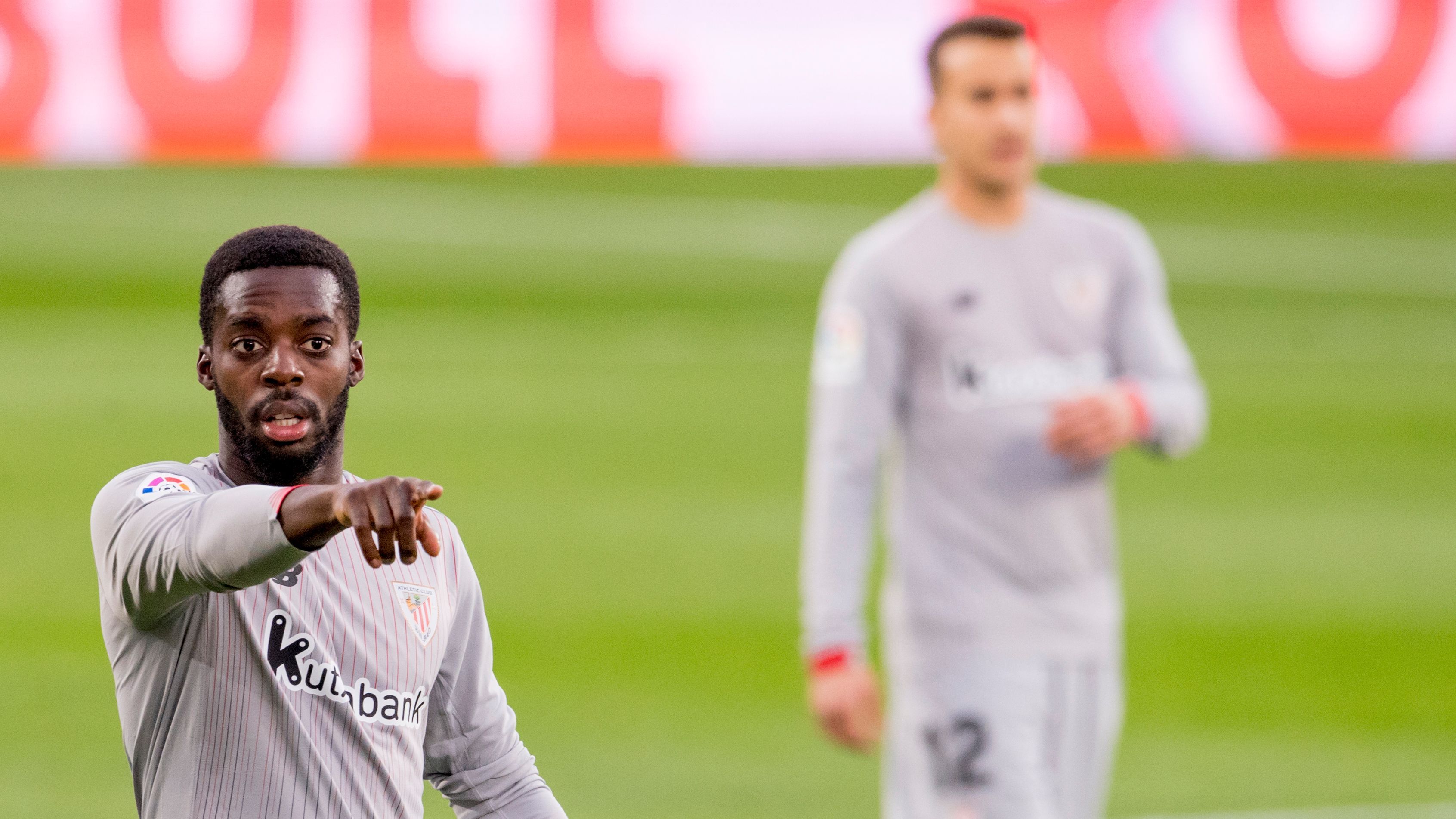 Iñaki Williams señala durante la derrota de los de Garitano en El Sadar.