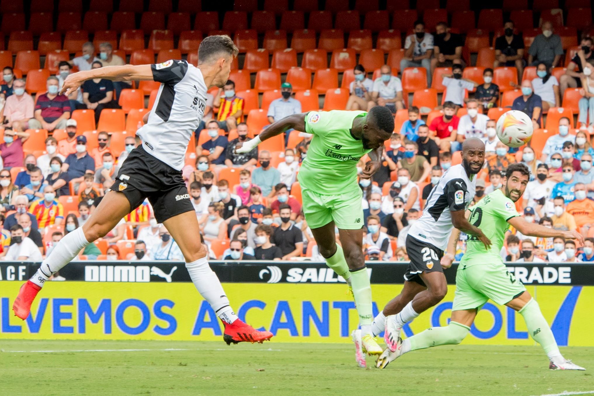  Remate de cabeza de Iñaki Williams en Mestalla ante el Valencia CF.