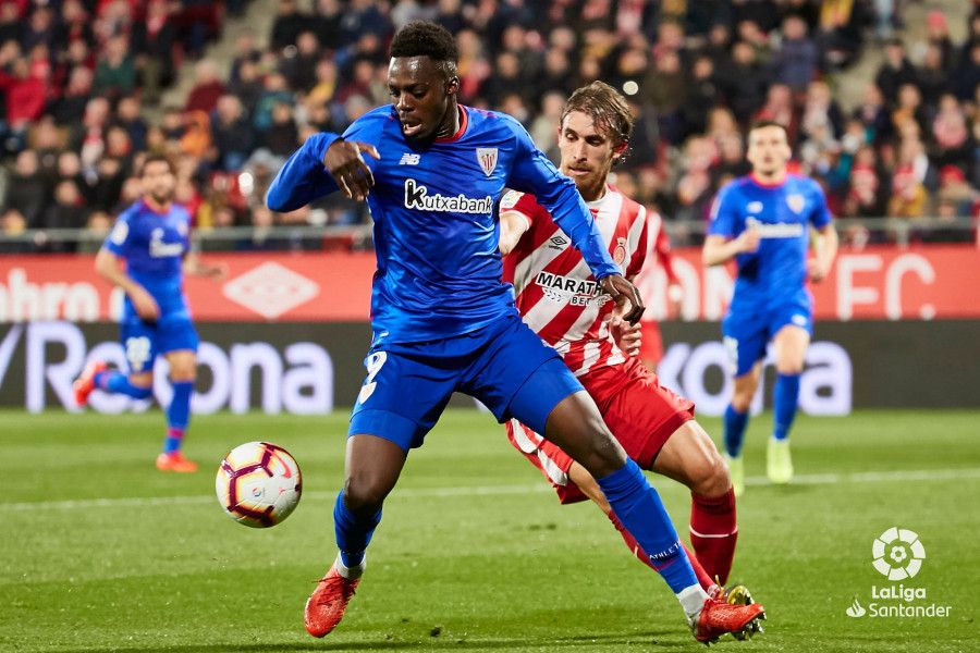  Iñaki Williams protege el balón ante la presión de Muniesa en Girona