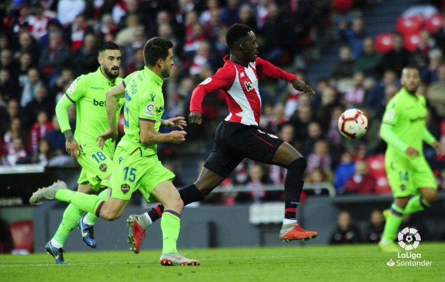  Iñaki Williams se va en velocidad de su par granota en San Mamés.