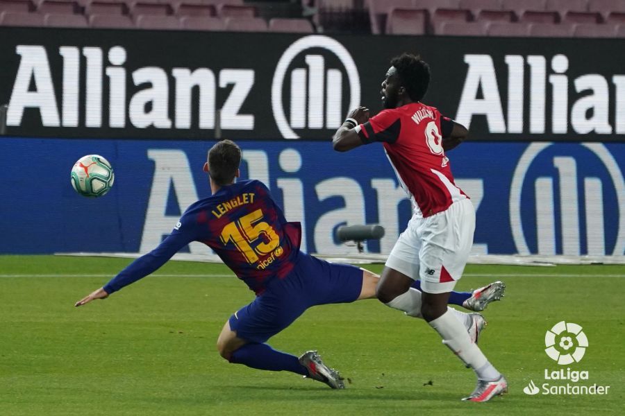 Iñaki Williams lucha por un balón junto a Lenglet.