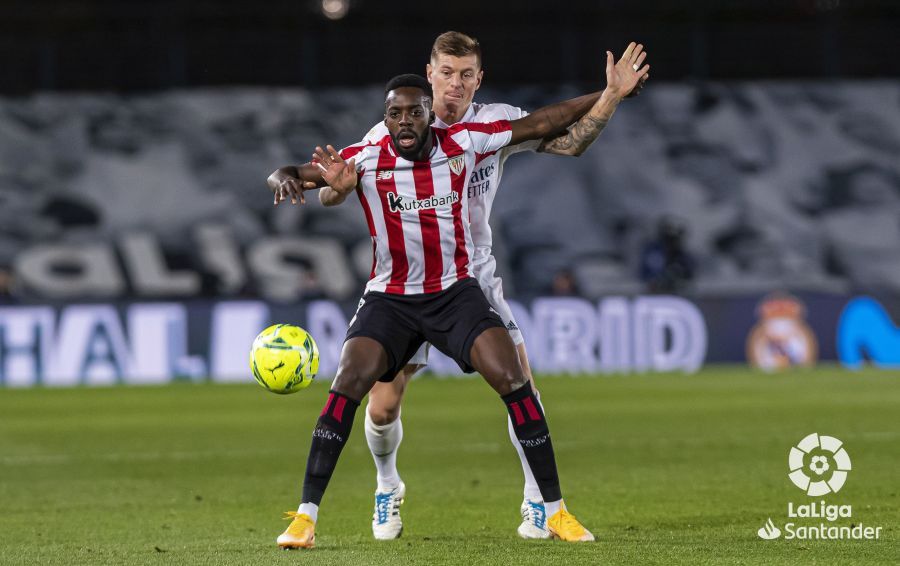  Iñaki Williams protege el balón ante Toni Kroos.