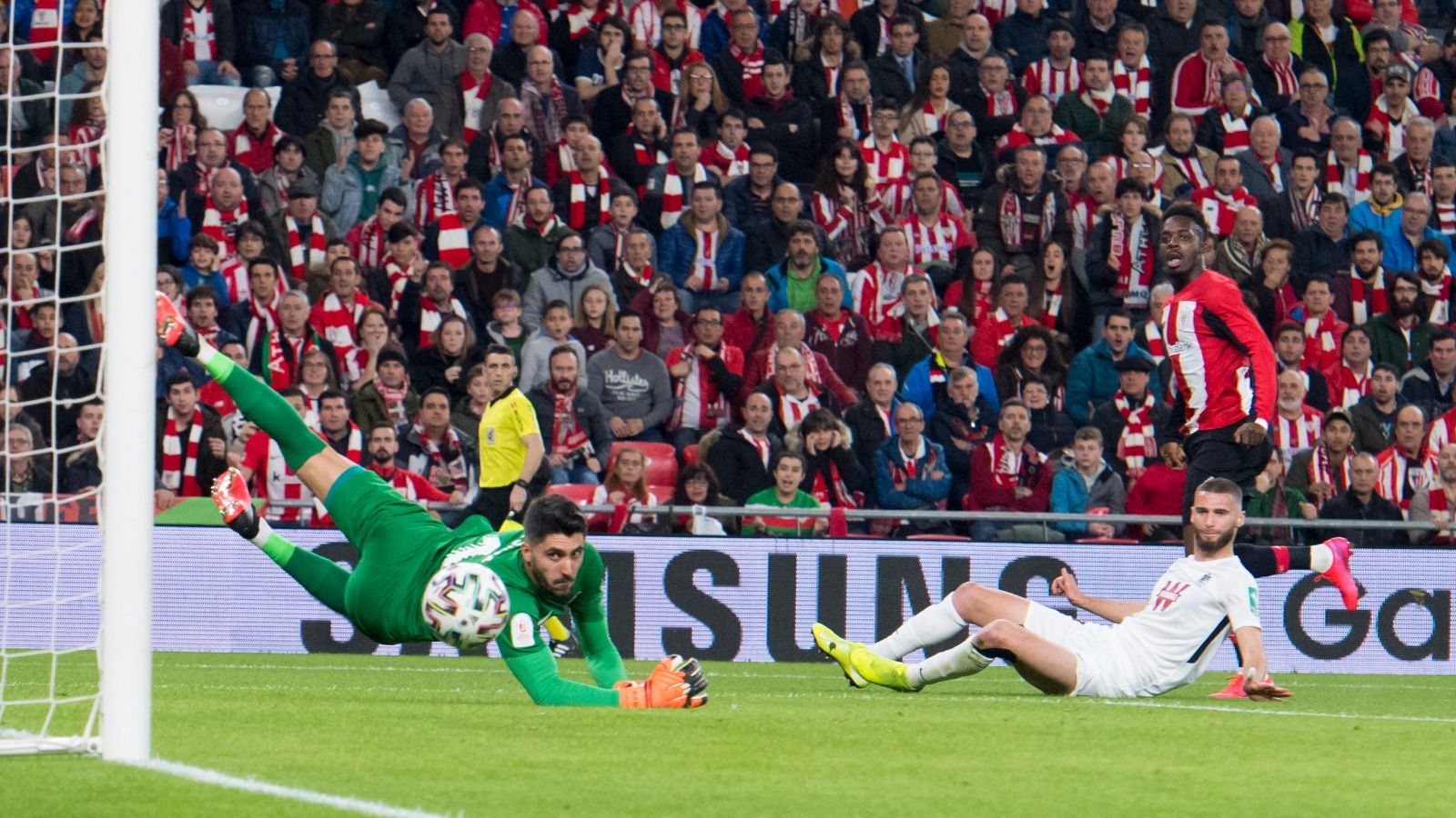  Iñaki Williams dispara a portería durante el Athletic-Granada.