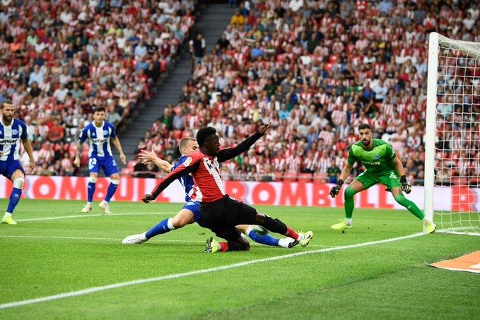  Iñaki Williams cae en área desetabiziado por detrás por Duarte.