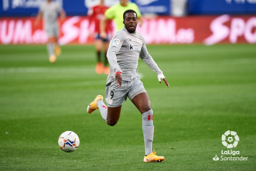 Iñaki Williams persigue el esférico en el CA Osasuna-Athletic Club.