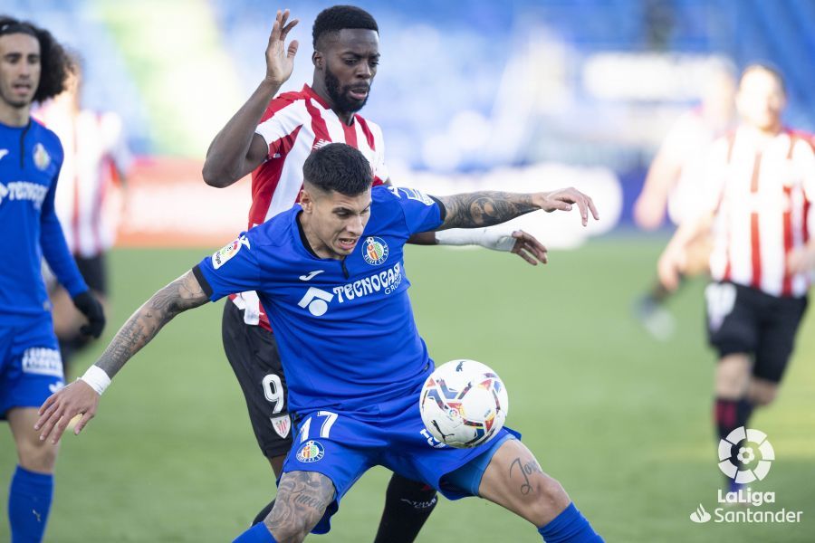  Iñaki Williams presiona al azulón Olivera en el primer tiempo de juego.