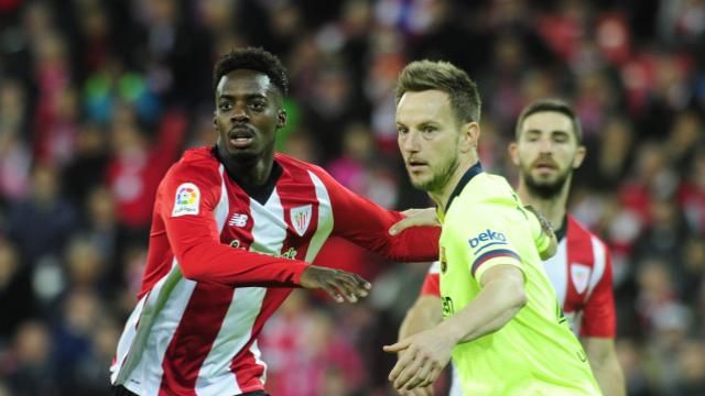  Iñaki Williams frente al croata Rakitic en San Mamés.