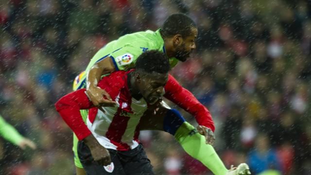 Pelea bajo la lluvia entre Williams y Sidnei en San Mamés.