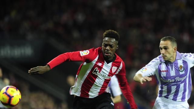  Iñaki Williams en plena lucha ante el Valladolid.