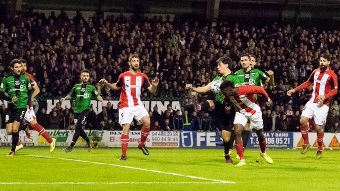  Iñaki Williams intenta un remate de cabeza ante la defensa del Sestao River.