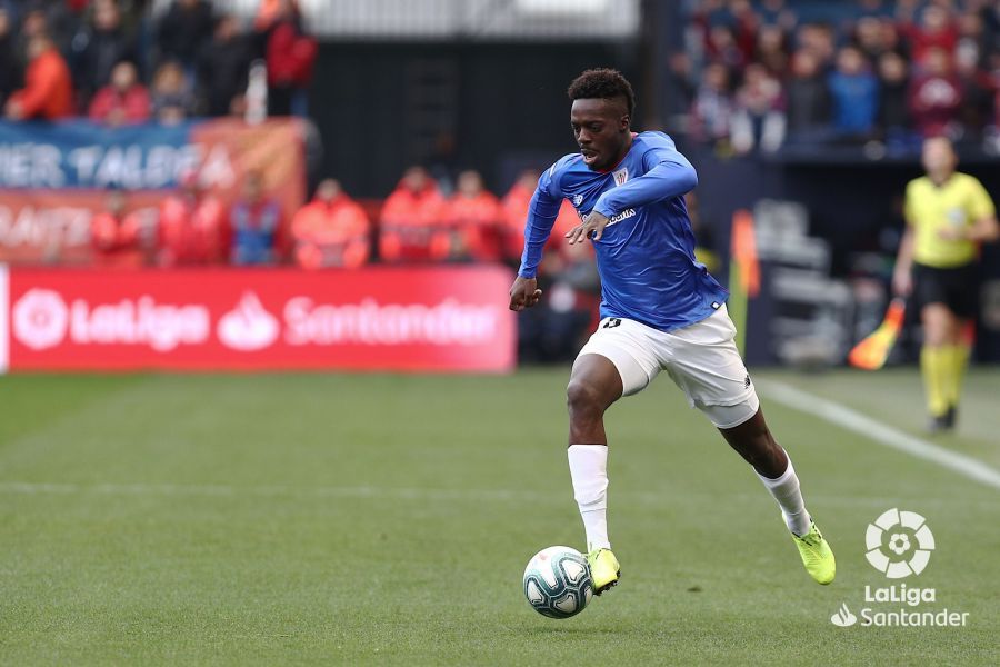  Iñaki Williams, que abrió el marcador, corriendo por la banda de El Sadar.