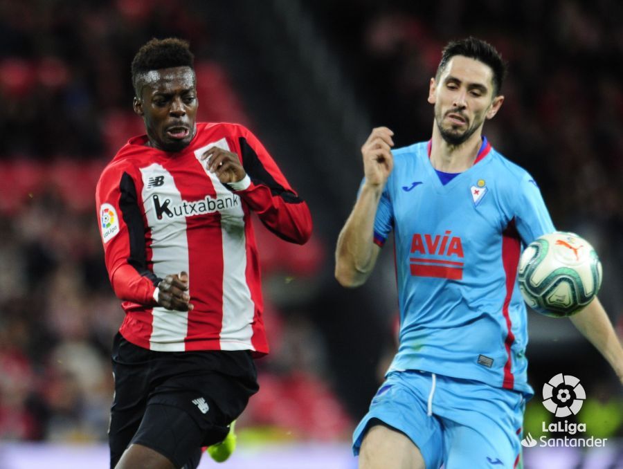 Iñaki Williams vio el balón pasar de largo ante el Eibar este sábado en San Mamés.