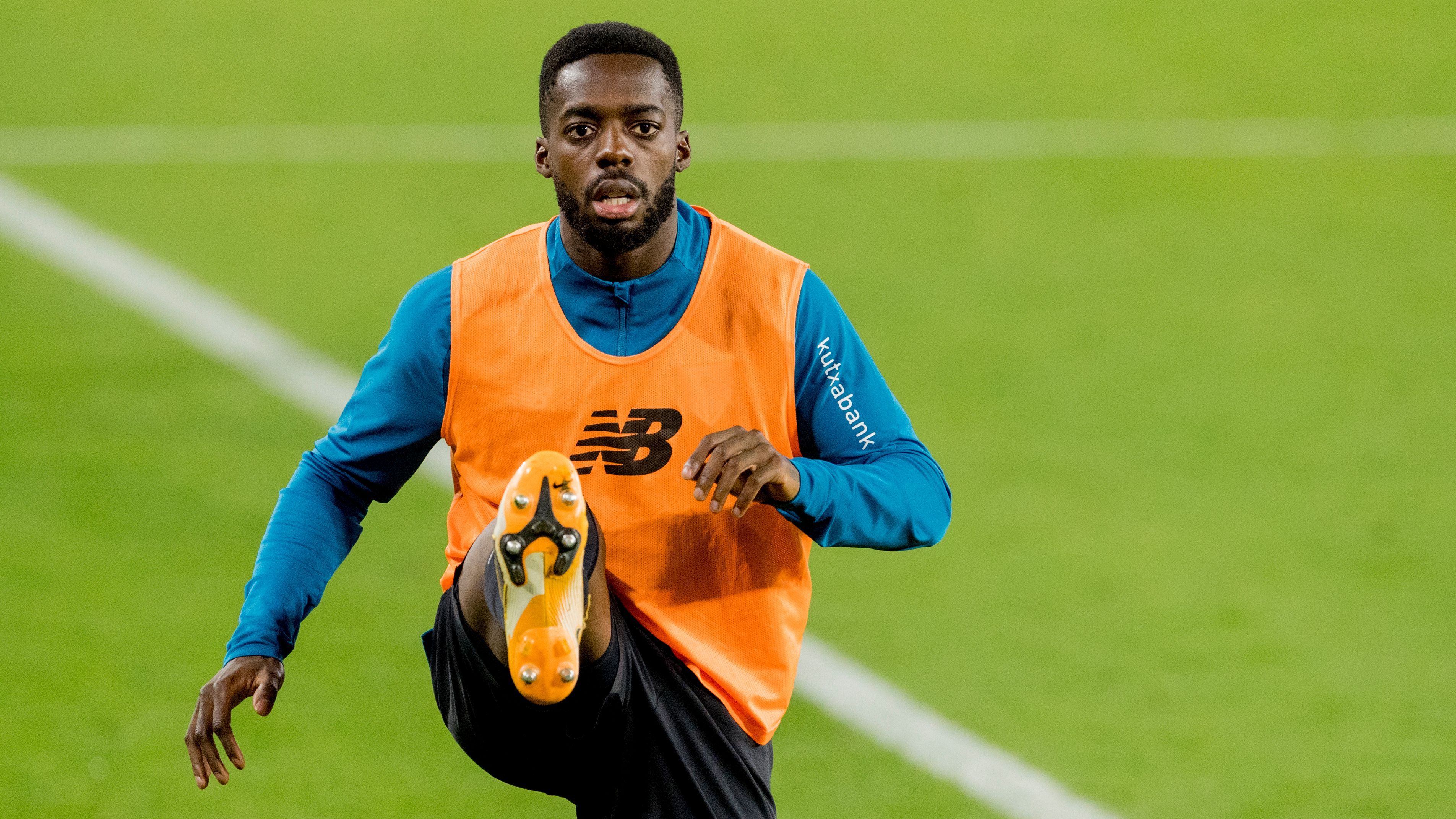  Iñaki Williams calienta ante el Betis en el Villamarín.