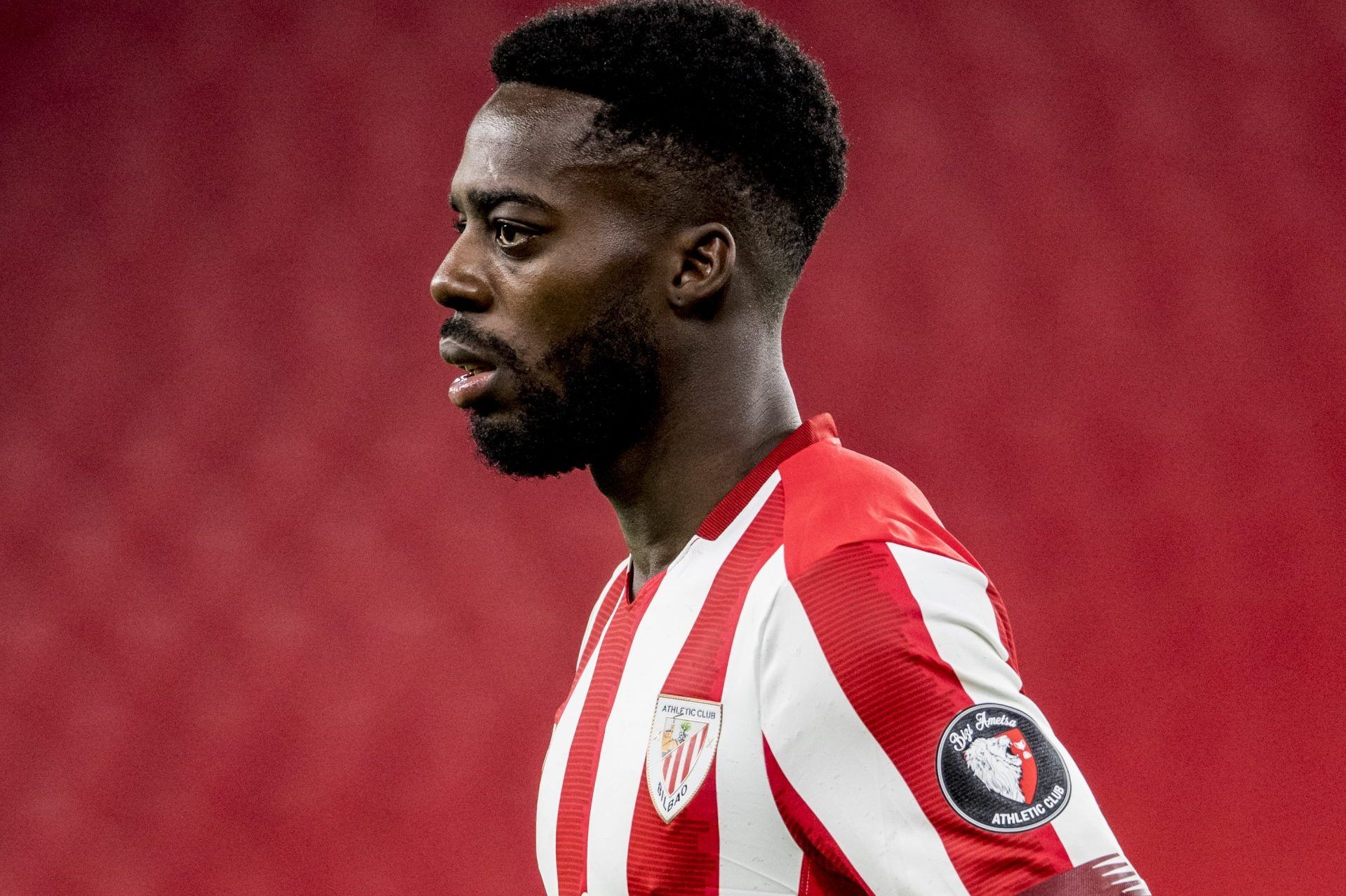  Iñaki Williams con el logo de 'Bizi Ametsa' en su manga ante el Granada.