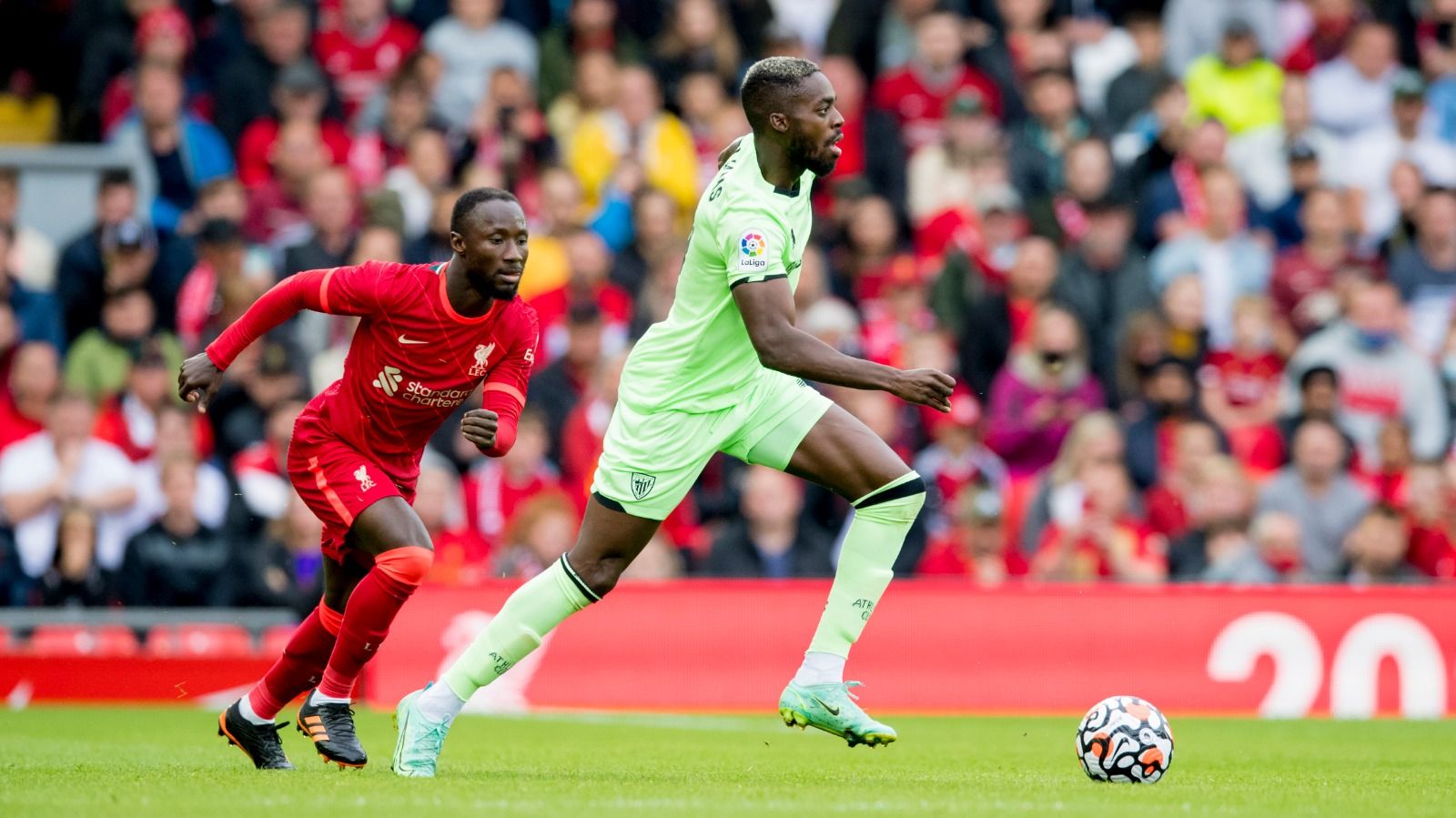  Iñaki Williams corre con la pelota en Anfield.