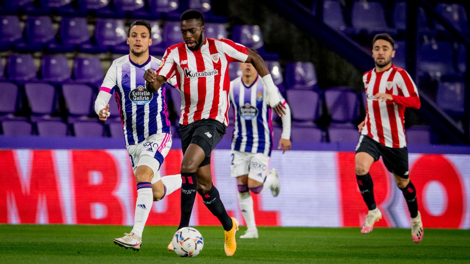 Iñaki Williams corre en el césped de Zorrilla.