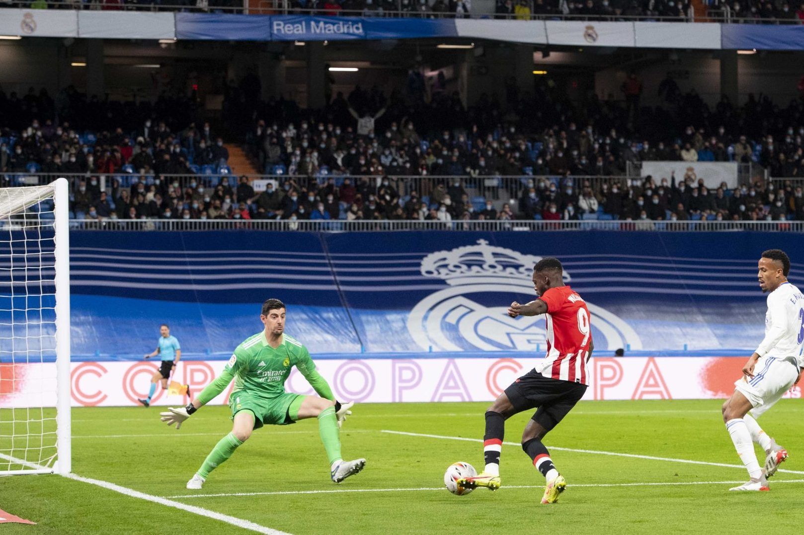  Iñaki Williams encara a Courtois, del Real Madrid, en el Bernabéu.