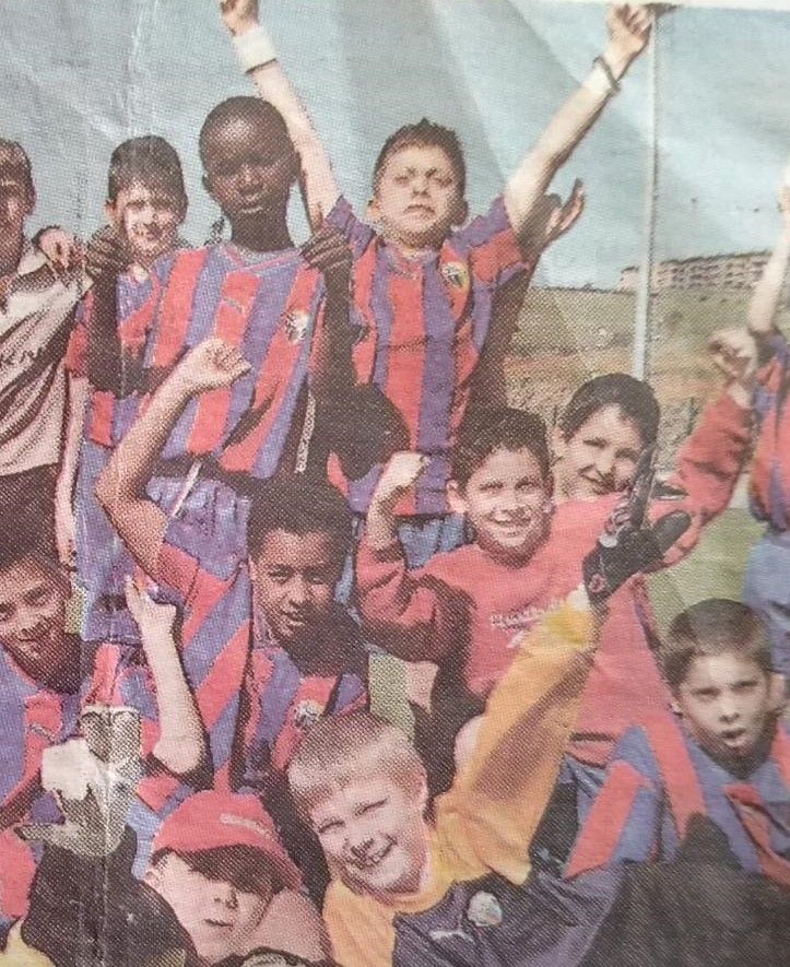 Yanis, de pie y con los brazos en alto, en su primer equipo: el San Pedro de Sestao.