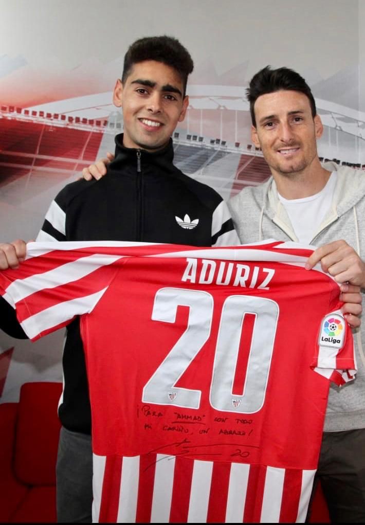  Aritz Aduriz junto al hermano de Yaser, Ahmad, en Lezama.