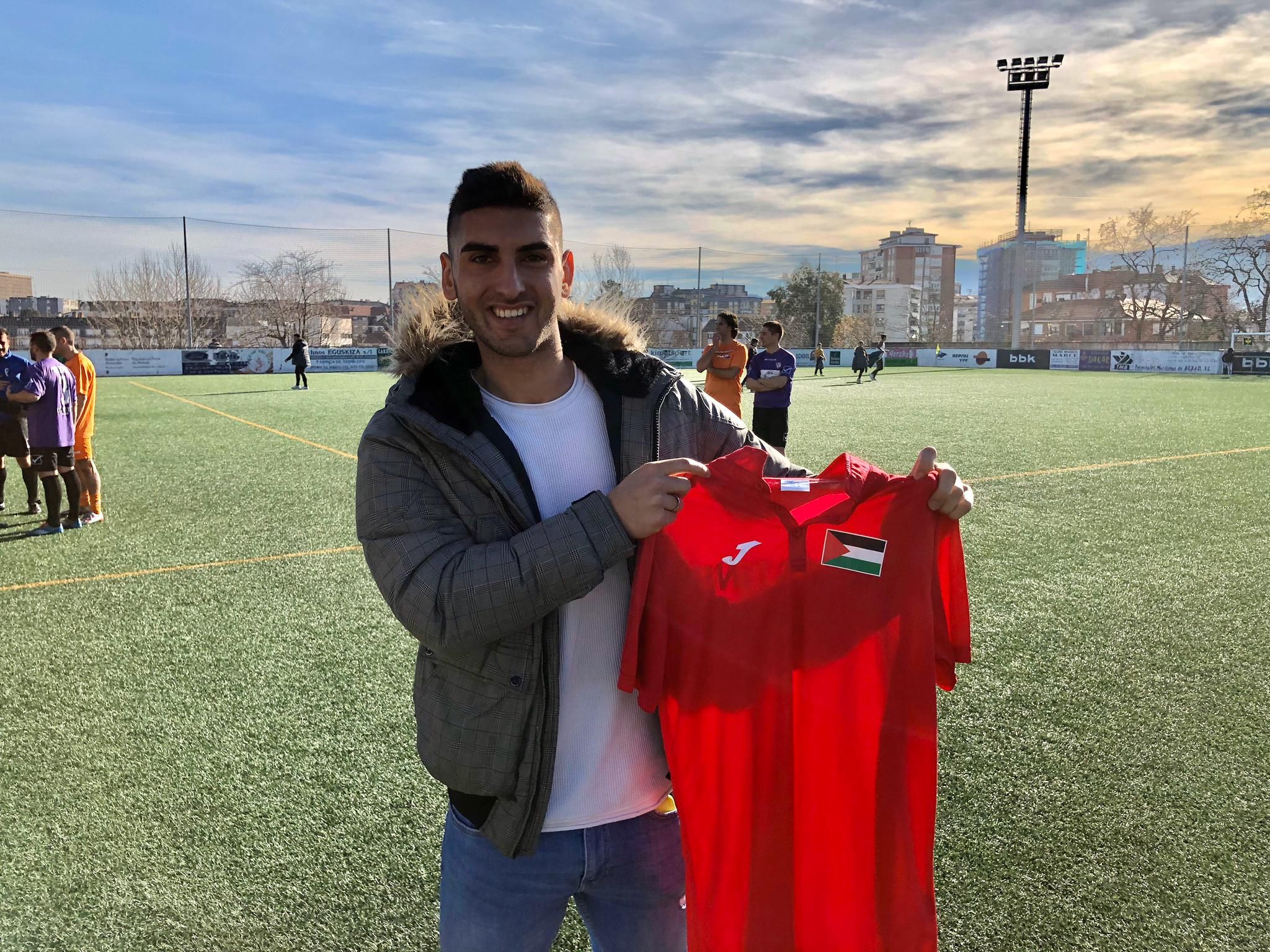  El defensa Yaser Hamed posa para ElDesmarque Bizkaia en el campo del Santurtzi.