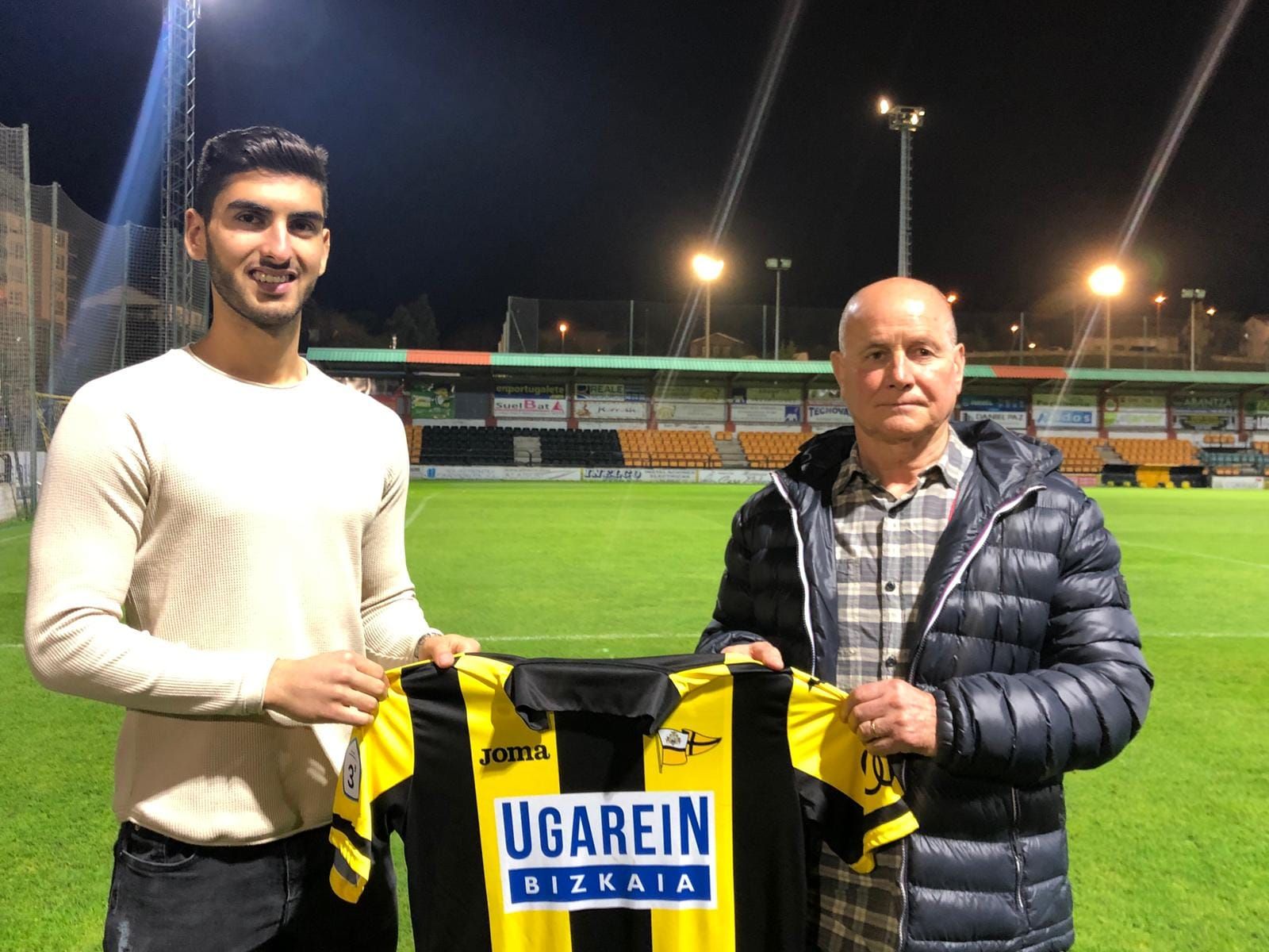  Yaser, que llegaba de la SD Leioa, posa junto a Tiniko Trespalacios en La Florida.