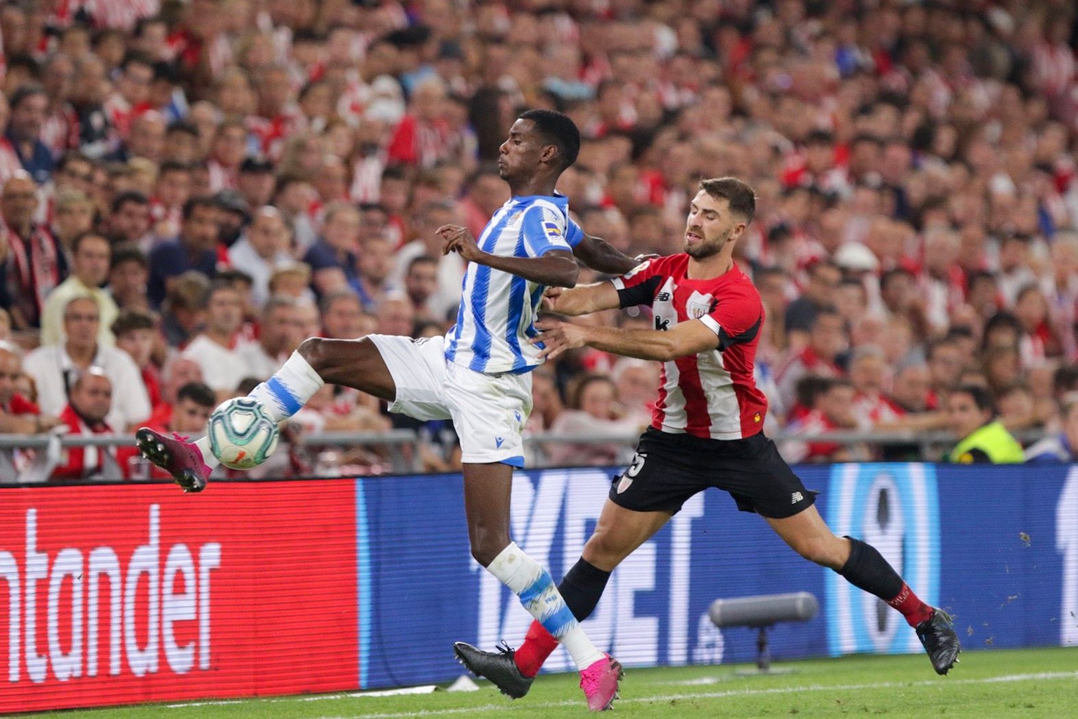  Yeray trata de detener al sueco Alexander Isak en un derbi vasco.