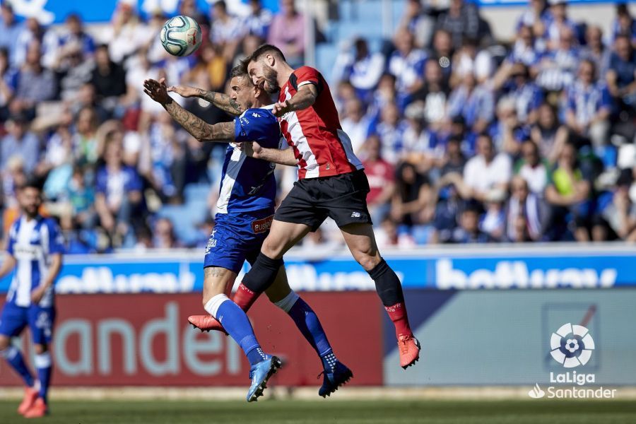  Yeray cabecea un balón este domingo en Mendizorroza.