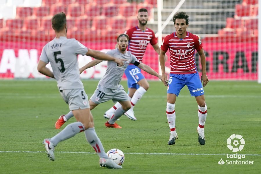  Yeray avanza con el balón durante el Granada-Athletic de la temporada pasada.