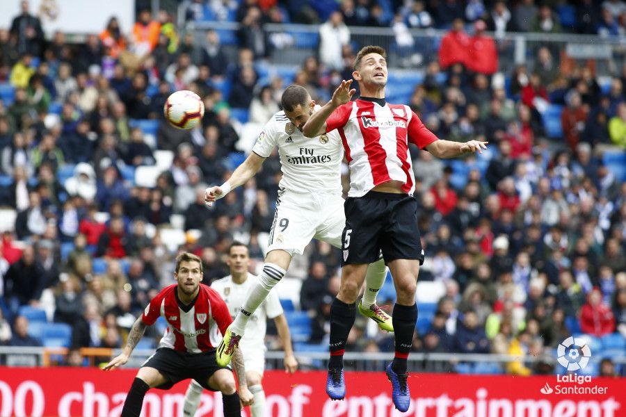 Benzema, entre Yeray e Iñigo, conecta el cabezado del 1-0.