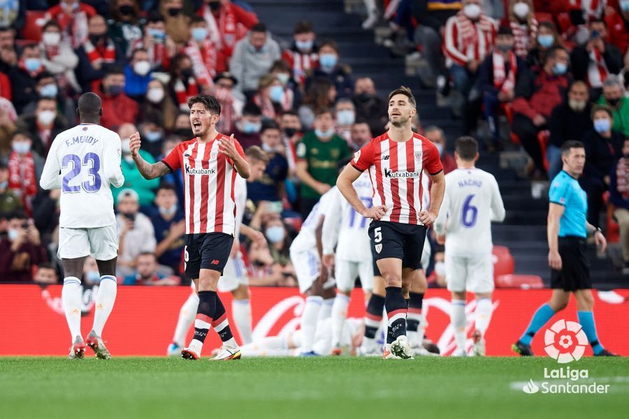  Yeray y Vencedor, durante el partido ante el Real Madrid en San Mamés.