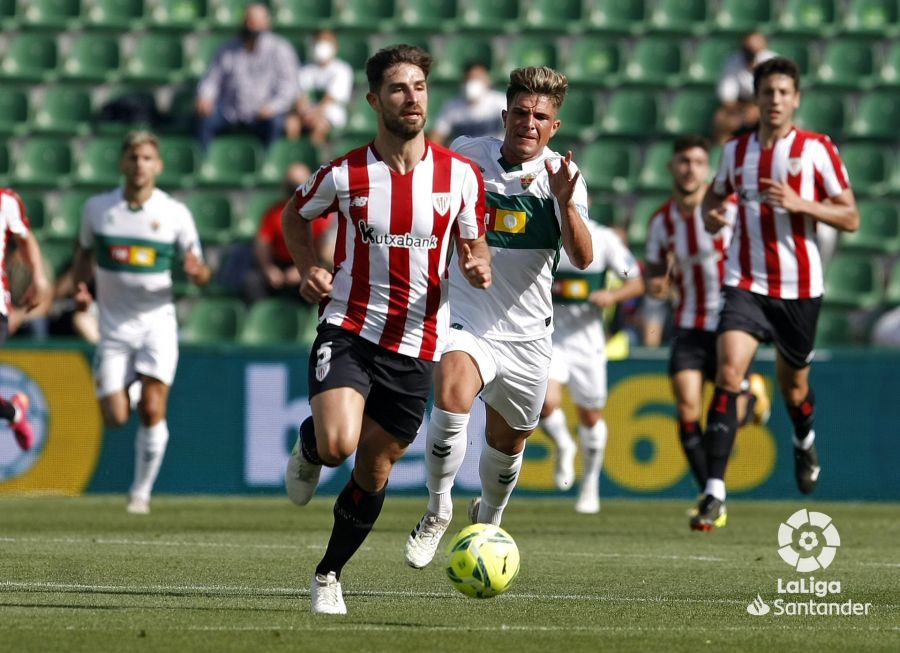  Yeray conduce el balón ante el Elche.