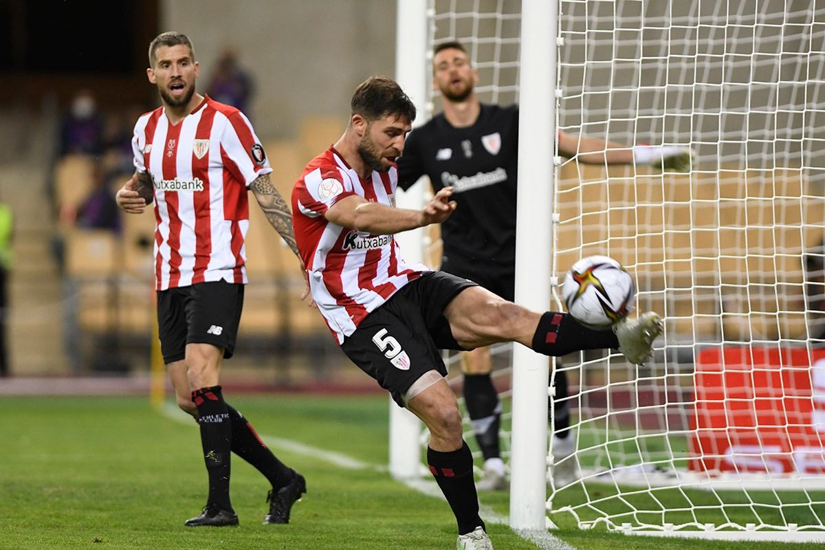  Yeray intenta despejar un balón entre los agobios del Athletic Club.