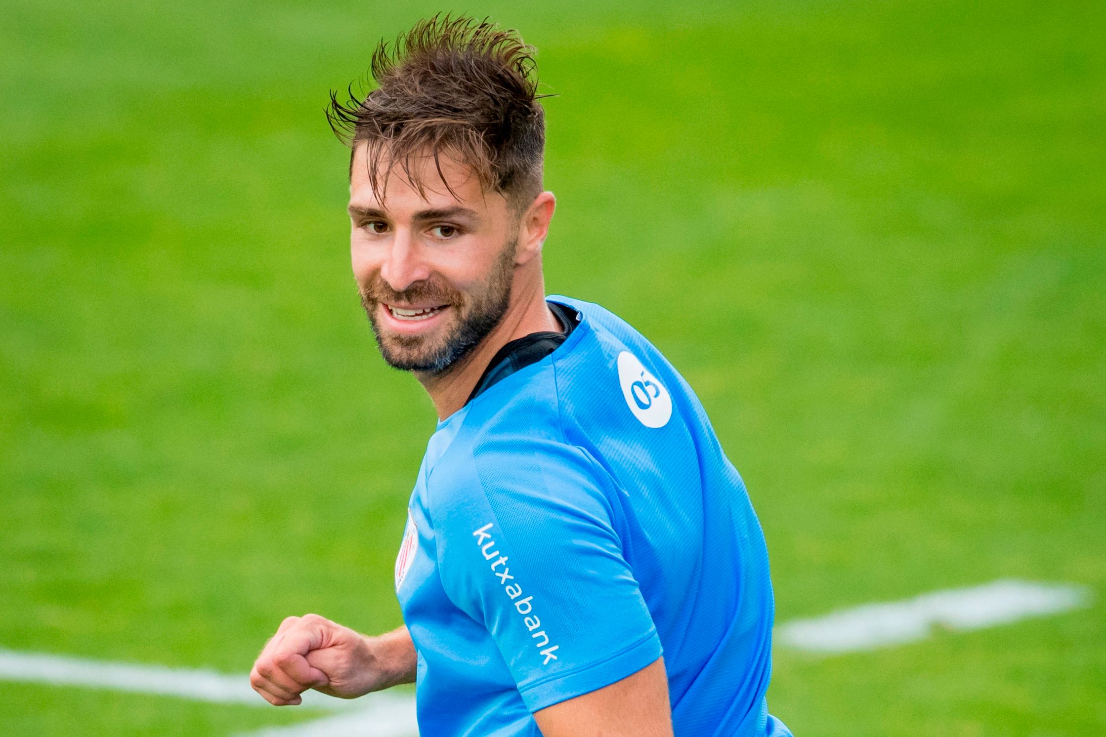 El central Yeray Álvarez entrenando en Lezama.