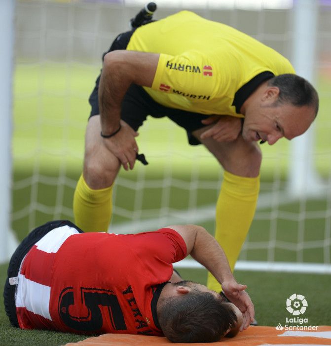  Mateu Lahoz se interesa por Yeray tras recibir un cabezazo en Zorrilla.