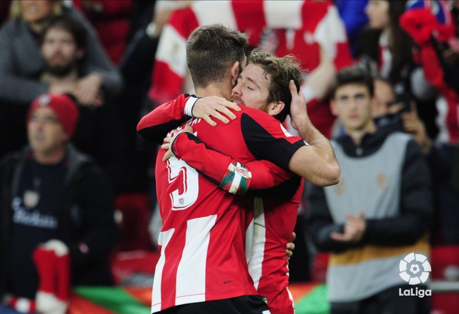  Yeray e Iker Muniain se abrazan en San Mamés en un partido ante el Granada.