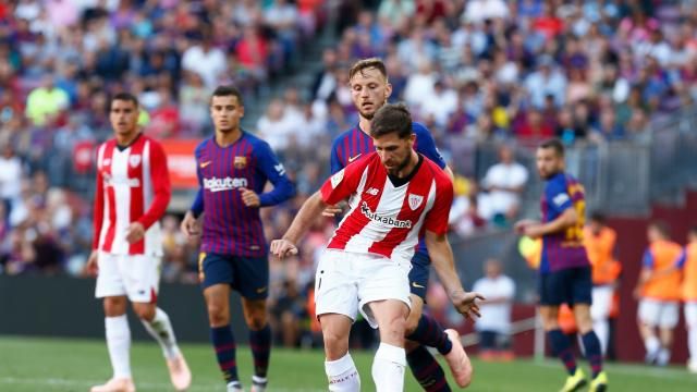 El baracaldés del Athletic Yeray Álvarez la toca con Ivan Rakitic al acecho en el Camp Nou.