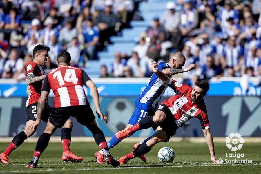  Yeray Álvarez, en el momento en el que comete el penalti sobre Áleix Vidal.