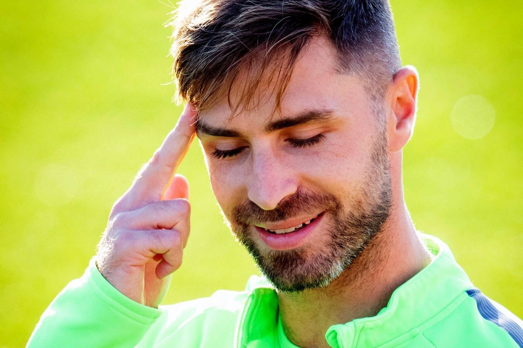 Gesto del central baracaldés Yeray Álvarez en el entrenamiento de Lezama.