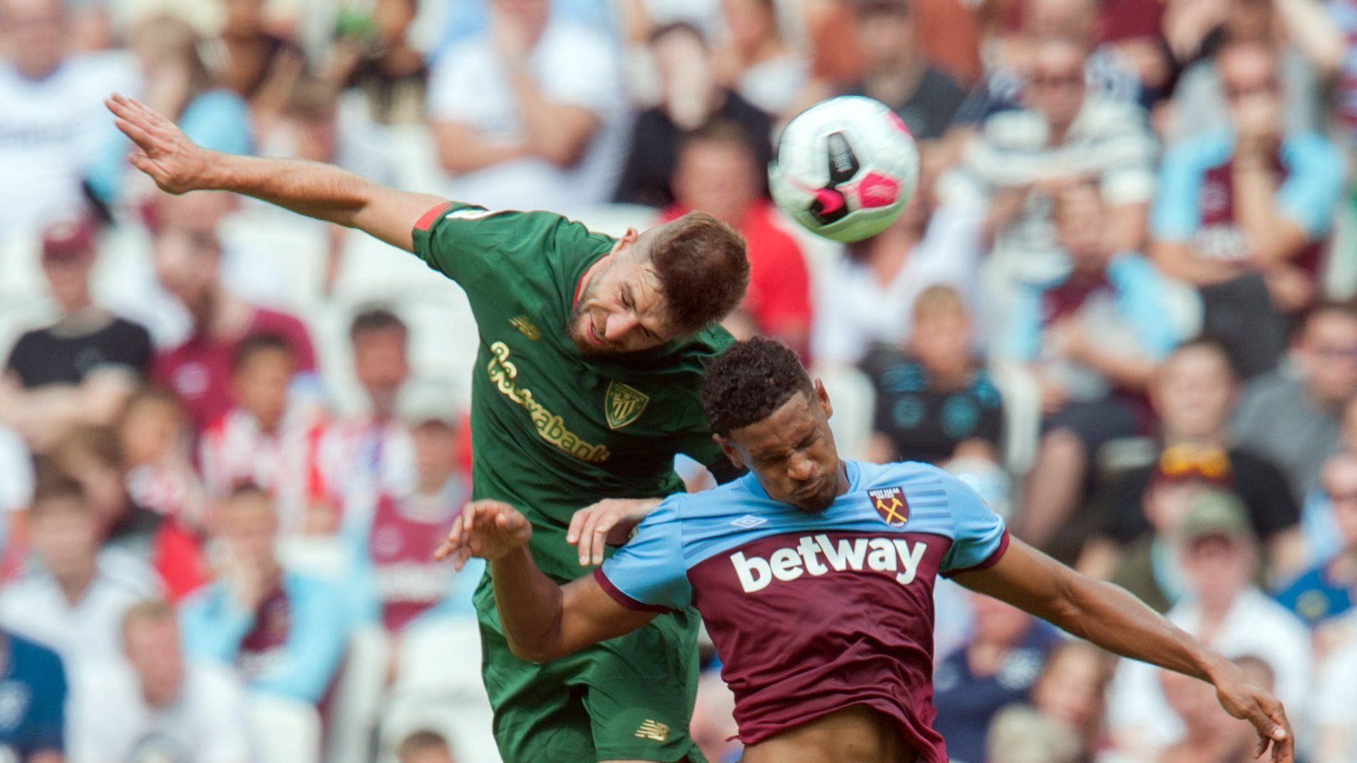  Yeray salió tocado del hombro izquierdo.
