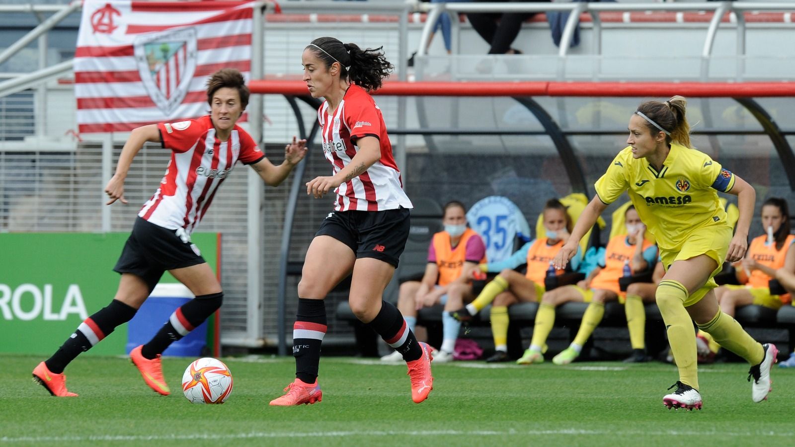 Yulema Corres y Erika Vázquez jugando ante el Villarreal en Lezama.