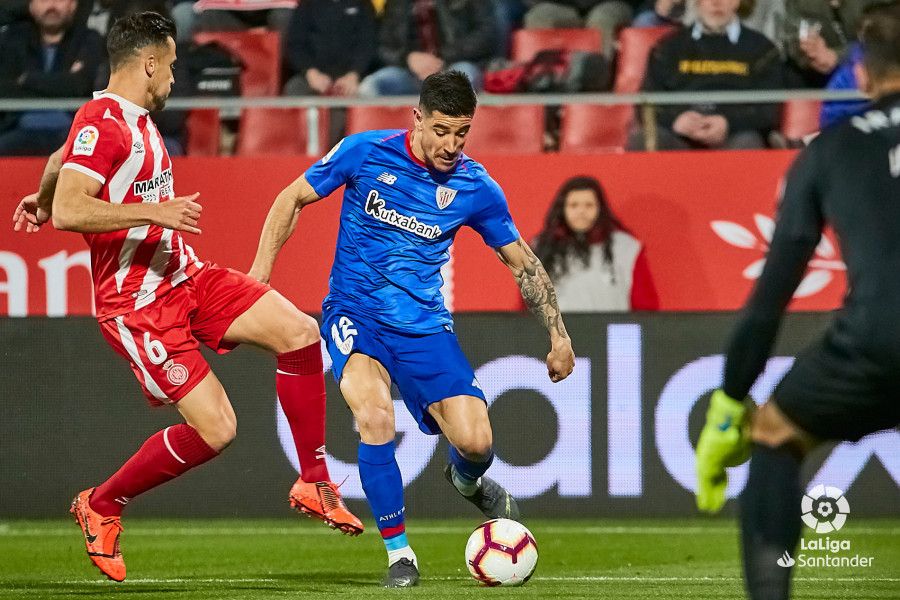  Yuri Berchiche sobre el césped de Montilivi intenta llevarse el balón.