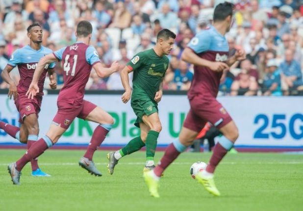  Yuri Berchiche fue uno de los destacados del amistoso ante el West Ham.