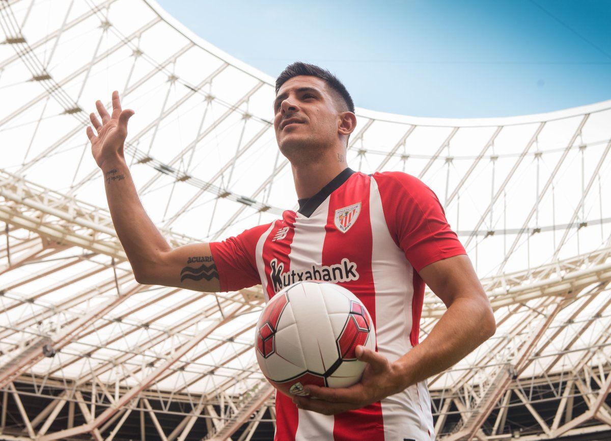  Yuri Berchiche, el último fichaje del Athletic, en su presentación en San Mamés en 2018.