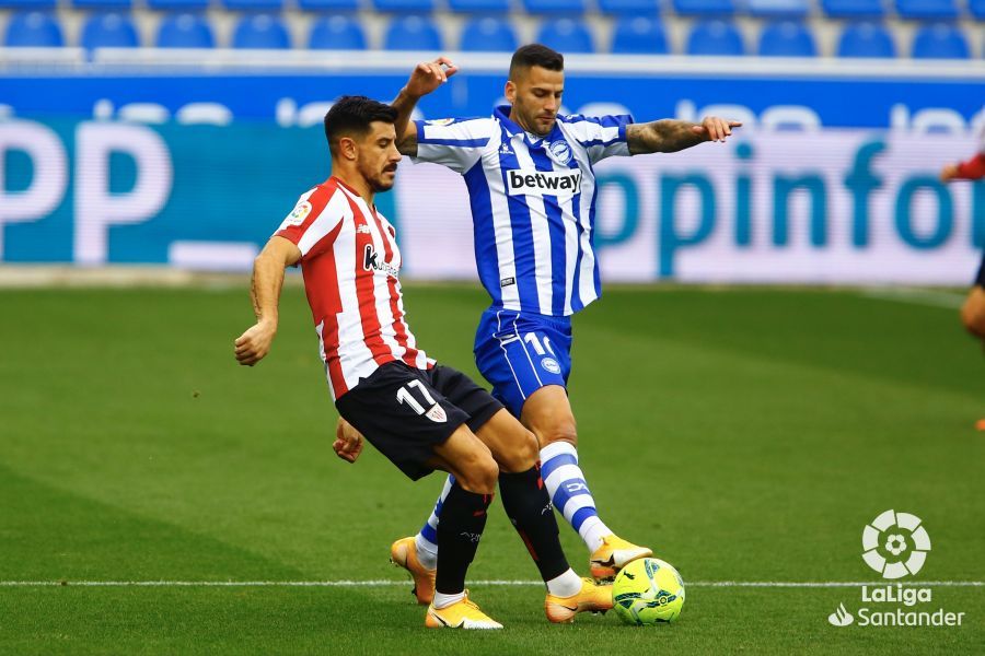 Yuri Berchiche se ha lesionado durante el Alavés-Athletic.