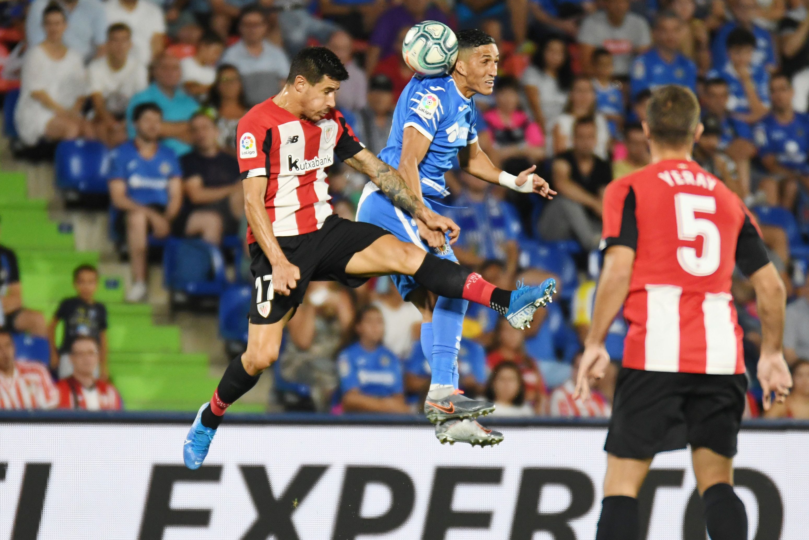  Yuri Berchiche pugna por un balón aéreo con Fajr.