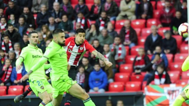  Yuri Berchiche conecta el zurdazo que supuso el 1-0.
