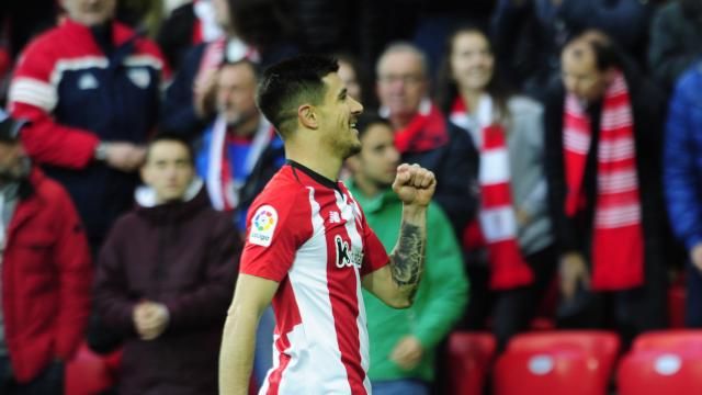  Yuri Berchiche celebra su gol al Levante.