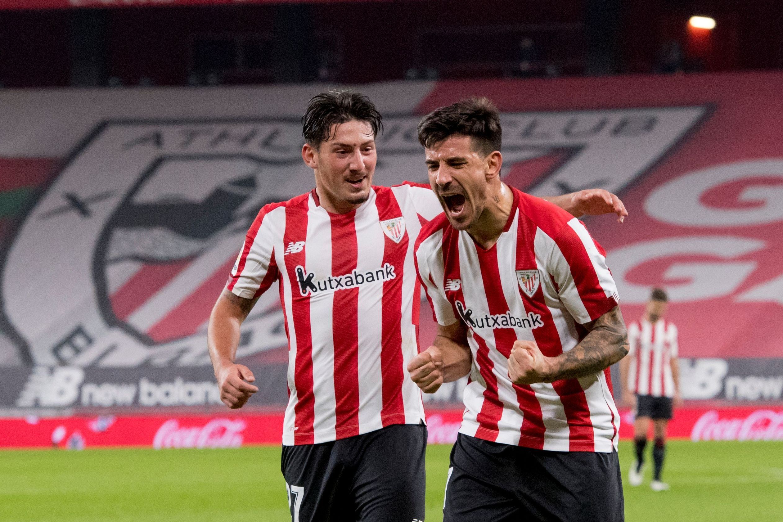 Gesto de rabia de Yuri Berchiche junto a Unai Vencedor.