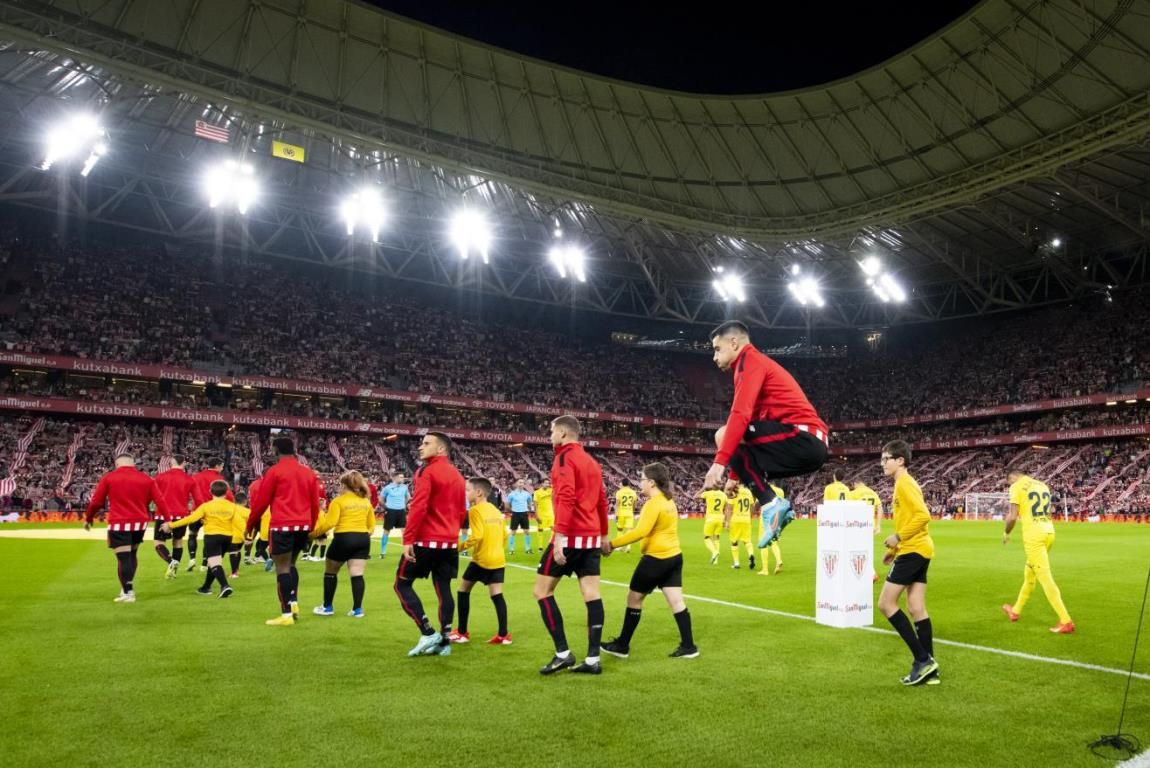  Brinco de Yuri Berchiche ante el Villarreal en San Mamés.