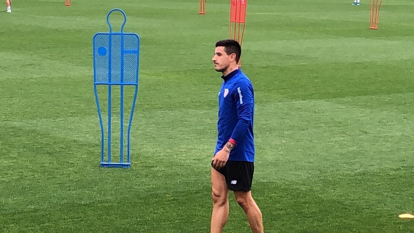  Yuri Berchiche durante un entrenamiento del Athletic Club en Lezama..